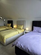 8 Bedroom House Sleeps 20 - Private Garden