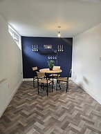 8 Bedroom House Sleeps 20 - Private Garden