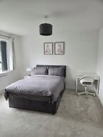 8 Bedroom House Sleeps 20 - Private Garden