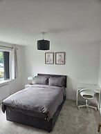 8 Bedroom House Sleeps 20 - Private Garden