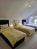 8 Bedroom House Sleeps 20 - Private Garden
