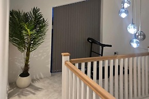 8 Bedroom House Sleeps 20 - Private Garden