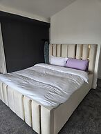 8 Bedroom House Sleeps 20 - Private Garden