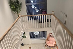 8 Bedroom House Sleeps 20 - Private Garden