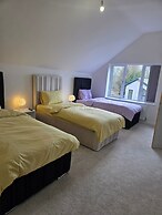 8 Bedroom House Sleeps 20 - Private Garden