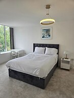8 Bedroom House Sleeps 20 - Private Garden