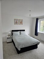 8 Bedroom House Sleeps 20 - Private Garden