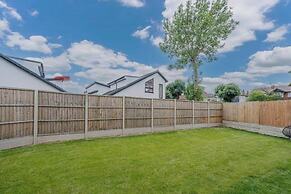 8 Bedroom House Sleeps 20 - Private Garden
