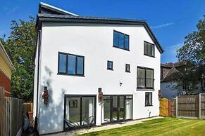 8 Bedroom House Sleeps 20 - Private Garden