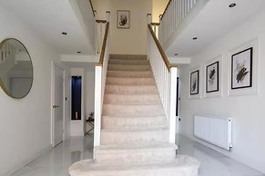 8 Bedroom House Sleeps 20 - Private Garden