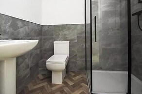 8 Bedroom House Sleeps 20 - Private Garden