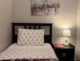 Spacious-cozy 2bed Condo in Square Ones Misissauga