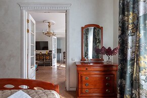 Designer Apartment on Victory Square