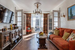 Designer Apartment on Victory Square