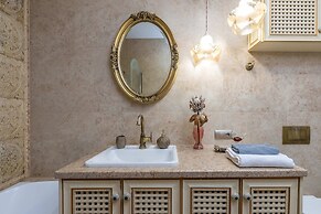 Designer Apartment on Victory Square