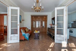 Designer Apartment on Victory Square