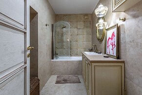 Designer Apartment on Victory Square