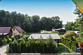 Comfortable Holiday Cottages Right by the Lake