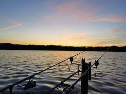 Comfortable Holiday Cottages Right by the Lake