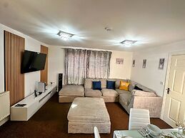 Contractor-friendly 2BR Gem Wi-fi & Free Parking