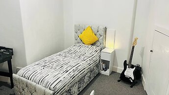 3 Bedrooms Apartment Self Check In Free Parking