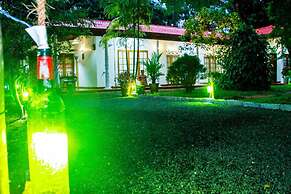 Thathsara Holiday Inn