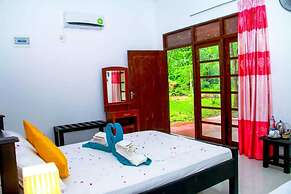 Thathsara Holiday Inn