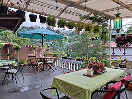 Parabonhaus Kopitiam - Bed & Breakfast