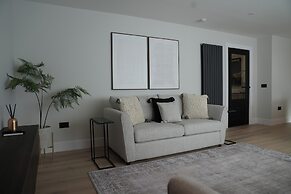 1st Floor Luxury 2-bed Apt, Sleeps 6