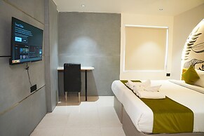 La Riviera Suites