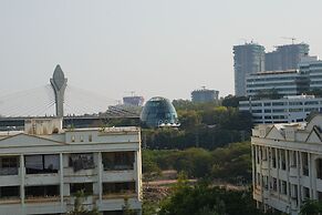 La Riviera Suites