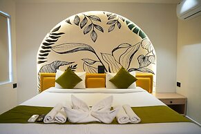 La Riviera Suites