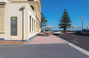 Lovely Beachside Largs Bay - free wine