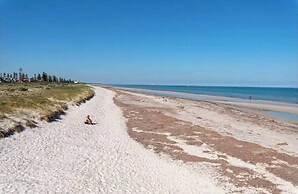Lovely Beachside Largs Bay - free wine