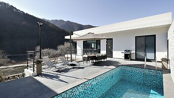 Bebridge Pool Villa Resort
