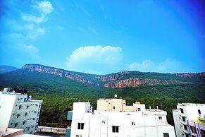 VIC HOMESTAY by pickurstay Hotels