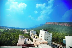 VIC HOMESTAY by pickurstay Hotels
