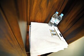 VIC HOMESTAY by pickurstay Hotels