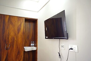 VIC HOMESTAY by pickurstay Hotels