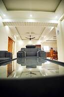 VIC HOMESTAY by pickurstay Hotels