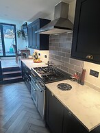 Spacious House in Guildford