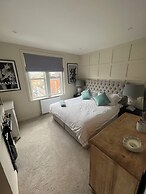 Spacious House in Guildford