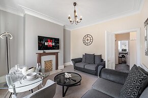 Central Aberdeen Flat Holburn St Workspace Parking