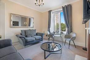 Central Aberdeen Flat Holburn St Workspace Parking