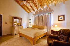 4BR Wood Mountain Villa Jarabacoa Heated Pool