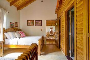 4BR Wood Mountain Villa Jarabacoa Heated Pool