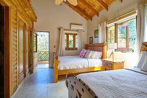 4BR Wood Mountain Villa Jarabacoa Heated Pool