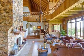 4BR Wood Mountain Villa Jarabacoa Heated Pool