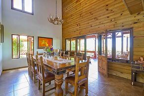 4BR Wood Mountain Villa Jarabacoa Heated Pool