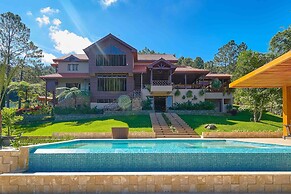 4BR Wood Mountain Villa Jarabacoa Heated Pool